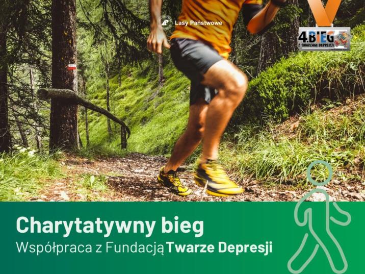 Grafika z tytułem wydarzenia. Na zdjęciu nogi biegacza biegnącego przez las.